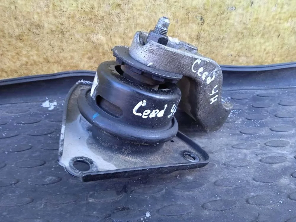 Подушка двигателя Kia Ceed 2011 218100Q000 ED G4FC, правая