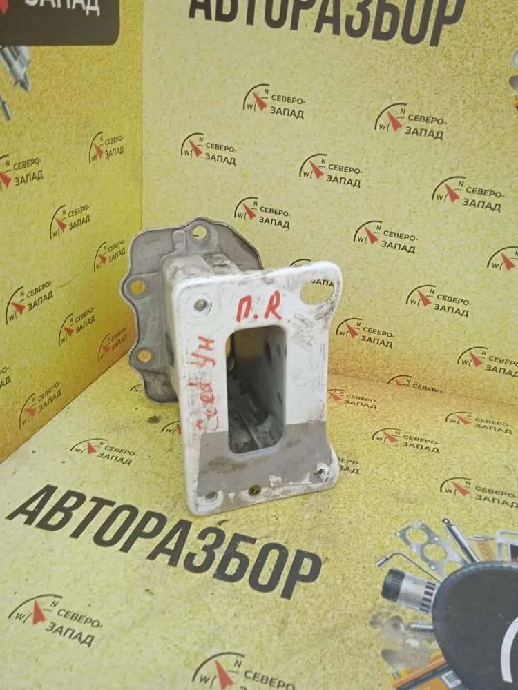 Кронштейн усилителя бампера Kia Ceed 2011 647201H010 ED G4FC, передний правый