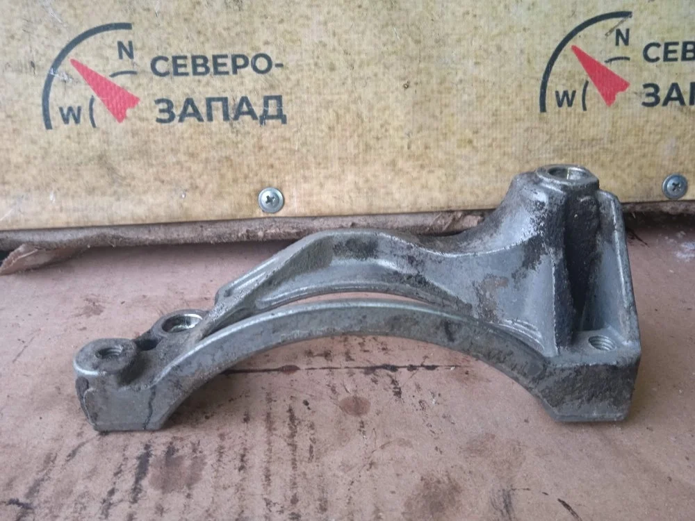 Кронштейн компрессора кондиционера Volkswagen Touareg 2008 070260885A BPE