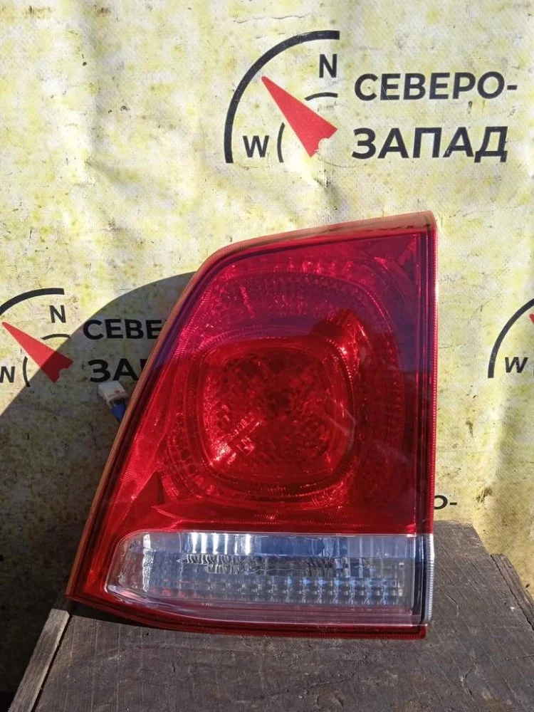 Фонарь внутренний Toyota Land Cruiser 2011 8158160180 VDJ200 1VDFTV, правый