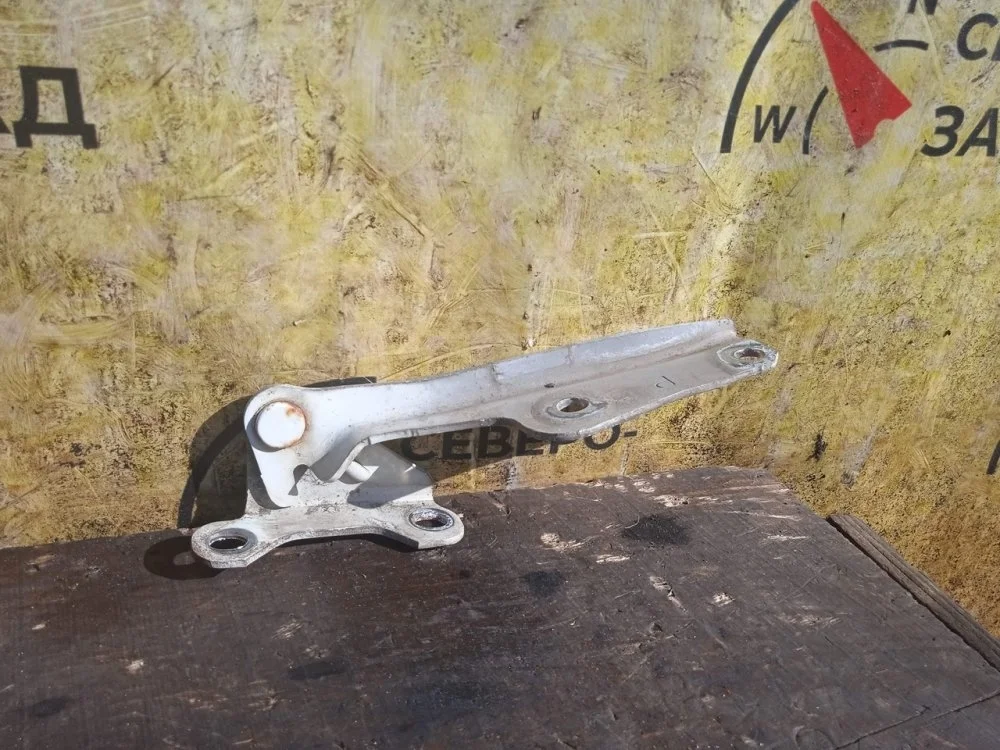 Петля капота Mitsubishi L200 2011 MR473529 KB4T 4D56-6-DFL, левая