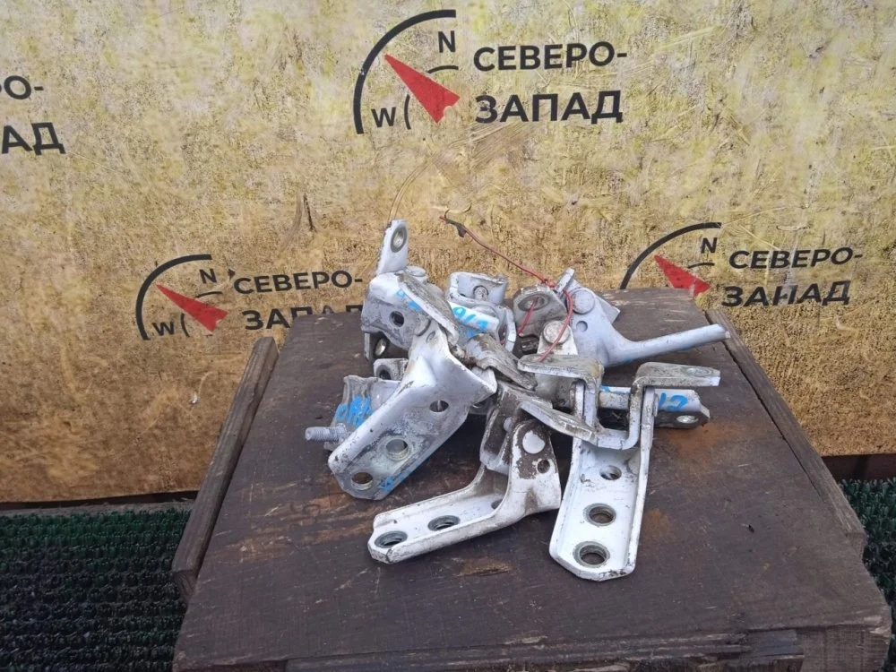 Петля двери Mitsubishi L200 2011 5702A033 KB4T 4D56-6-DFL, задняя правая