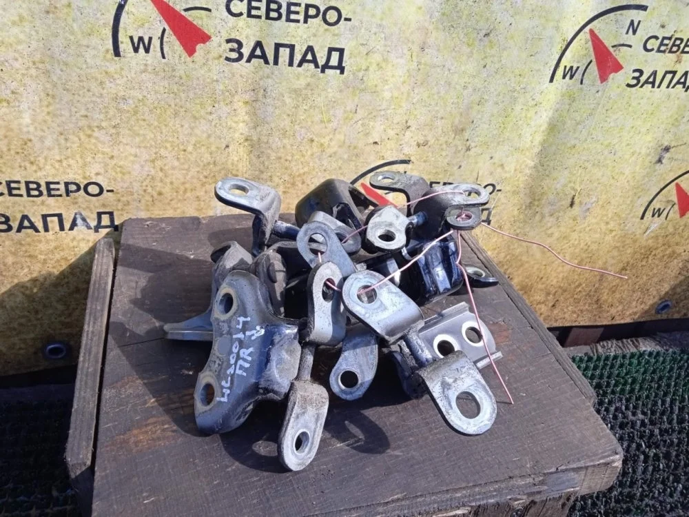 Петля двери Toyota Land Cruiser 2012 6877060040 VDJ200 1VDFTV, задняя правая