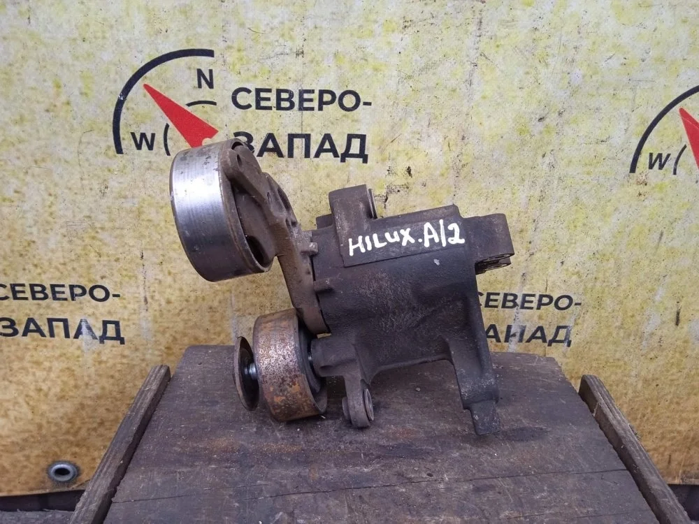 Кронштейн натяжного ролика Toyota Hilux 2013 1662030031 KUN25 2KDFTV