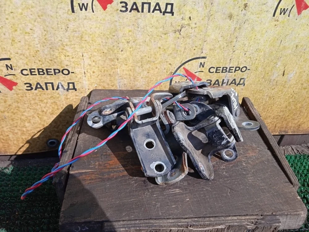 Петля двери Toyota Hilux 2013 6874052010 KUN25 2KDFTV, передняя левая