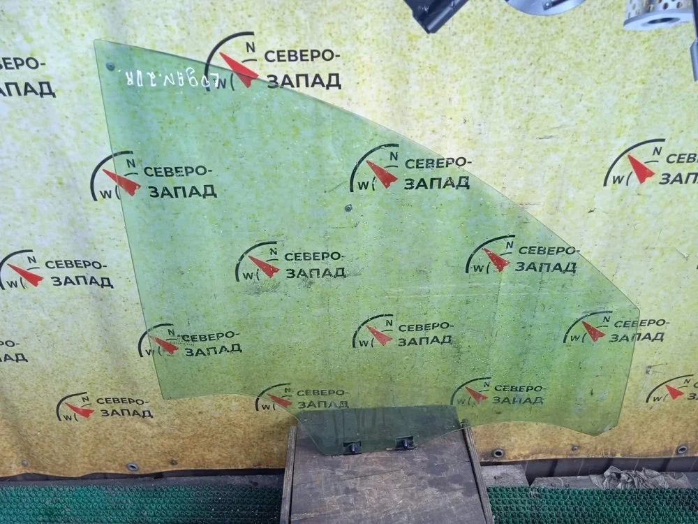 Стекло двери Renault Logan 2017 803004700R L52 K7M812, переднее правое