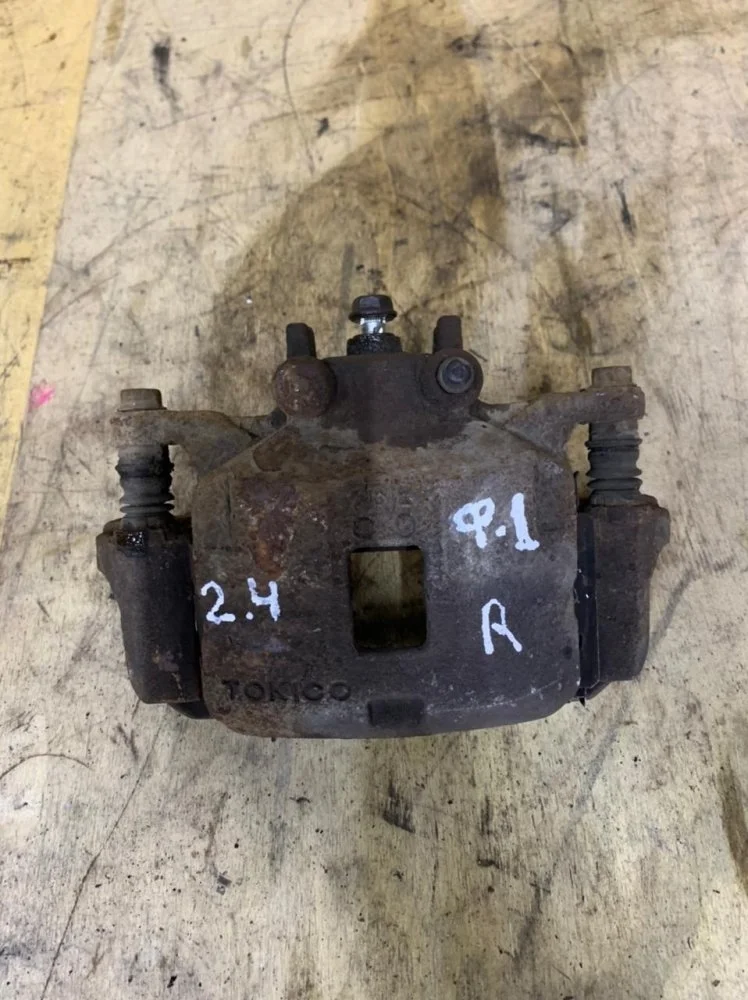 Суппорт тормозной Mitsubishi L200 2019 4605A202 SUV (4N15) UBT2985, передний правый