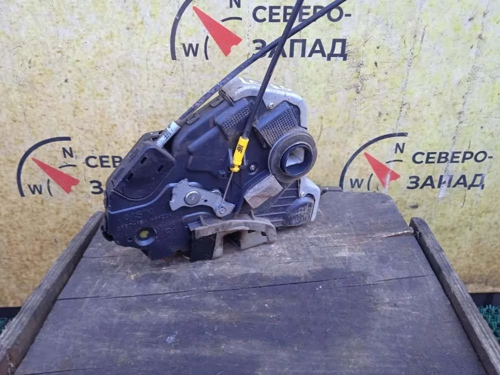 Замок двери Toyota Land Cruiser 2009 6903053090 VDJ200 1VDFTV, передний правый