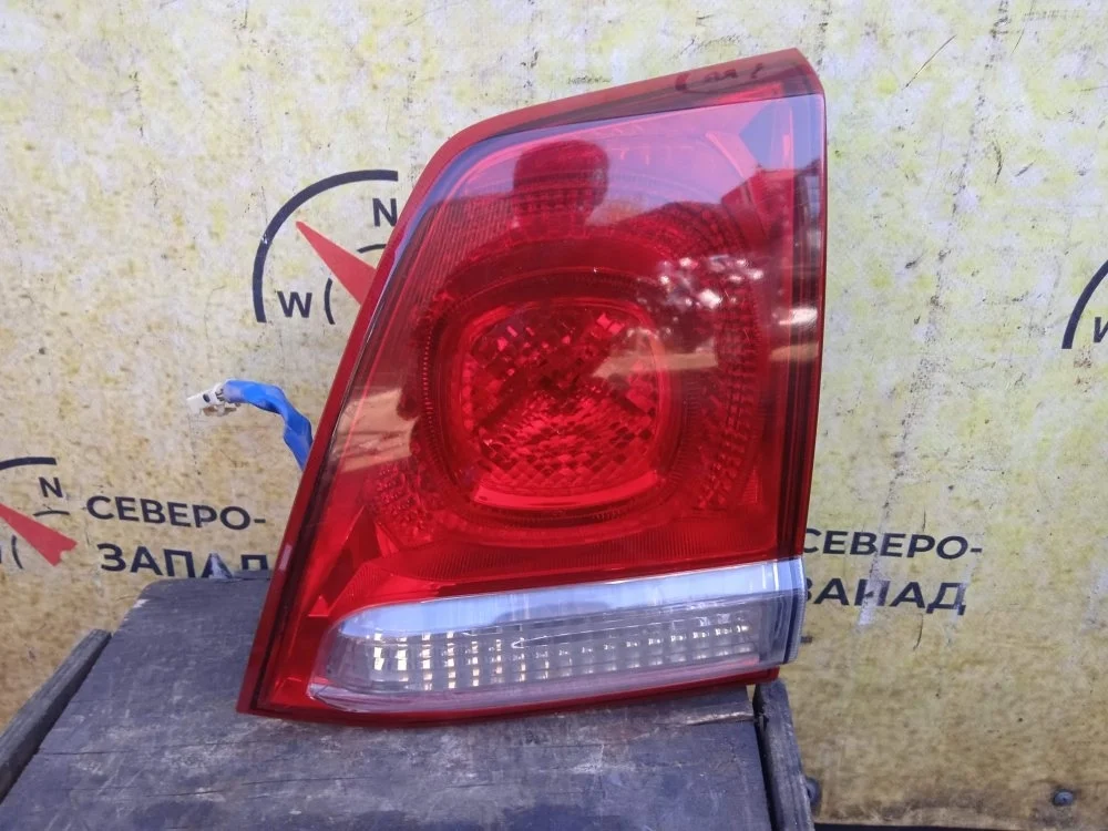 Фонарь внутренний Toyota Land Cruiser 2009 8158160180 VDJ200 1VDFTV, правый