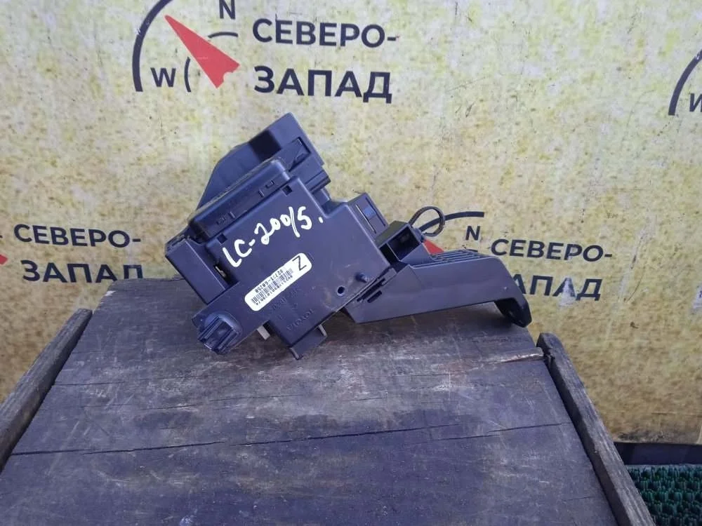 Блок предохранителей Toyota Land Cruiser 2009 8273160250 VDJ200 1VDFTV