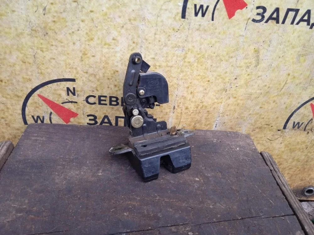 Замок багажника Hyundai Santa Fe 2006 812302B000 CM G6EA