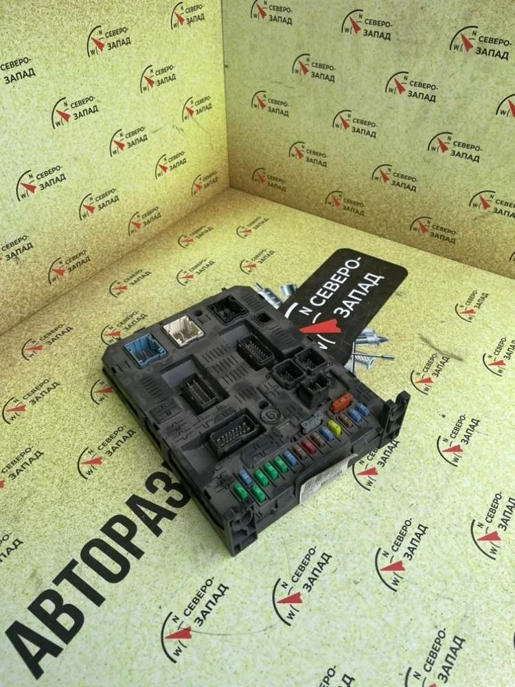 Блок предохранителей Peugeot 308 2007 - 2011 966689578002