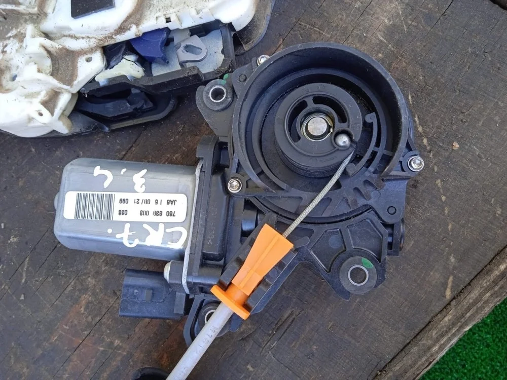 Доводчик двери Volkswagen Touareg 2021 4F0837059A CR CVMD, задний левый