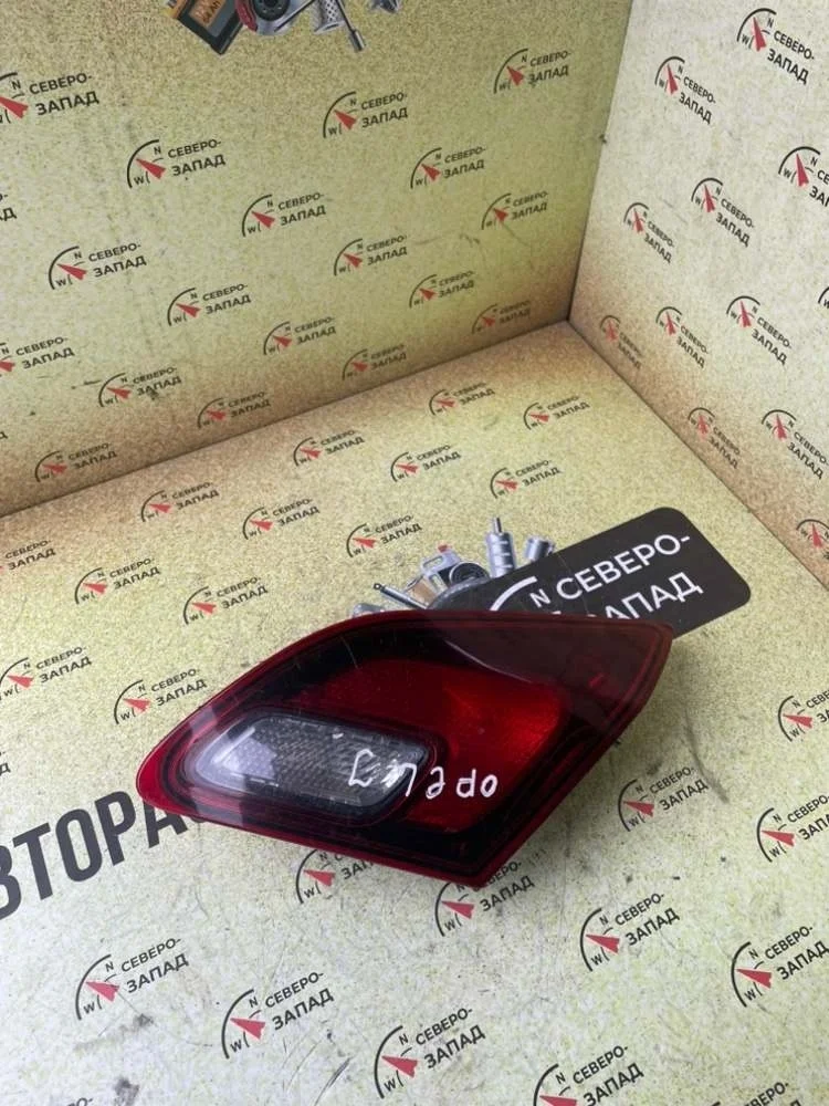 Фонарь внутренний Opel Astra 2010 - 2015 13360790 J, задний правый