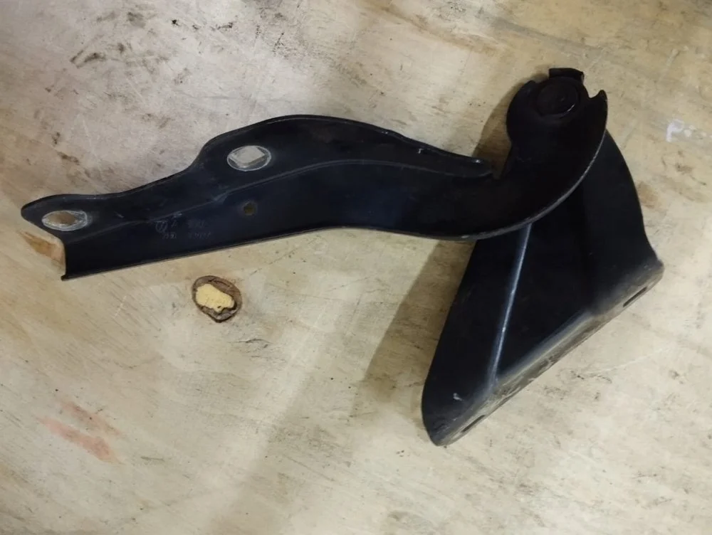 Петля капота Volkswagen Amarok 2016 2H0823302B CSHA, правая