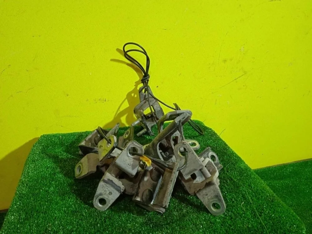 Петля двери Mitsubishi Pajero Sport 2010 5702A033 KH 4D56-6-DEL, передняя правая