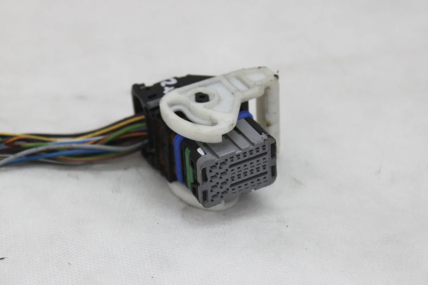 Разъем ЭБУ двигателя серый Ford Focus 2