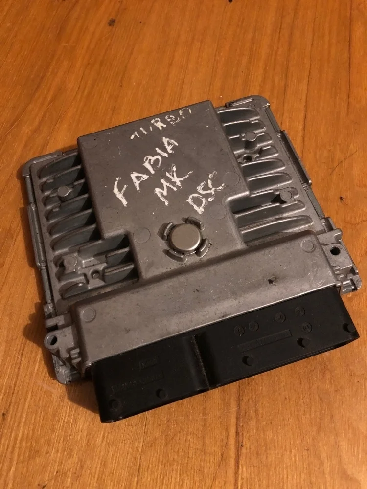 Блок управления двс Skoda Fabia 03F906070HL 2