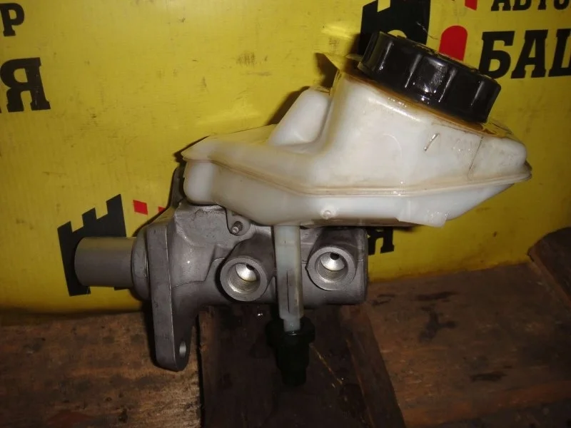 Главный тормозной цилиндр Land Rover Freelander LR014430