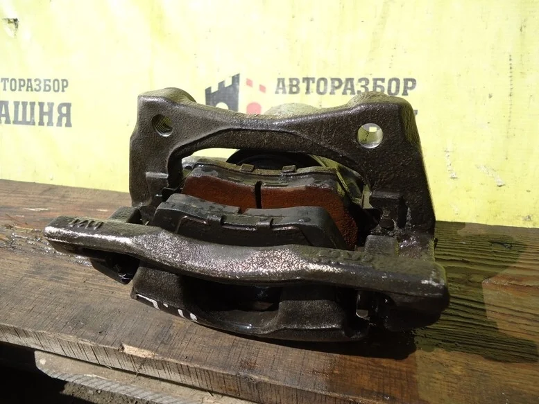 Суппорт Nissan Almera 4100100Q0F G15 K4MC697, передний правый