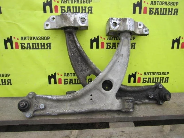 Рычаг подвески Audi Q3 3C0407151H, передний