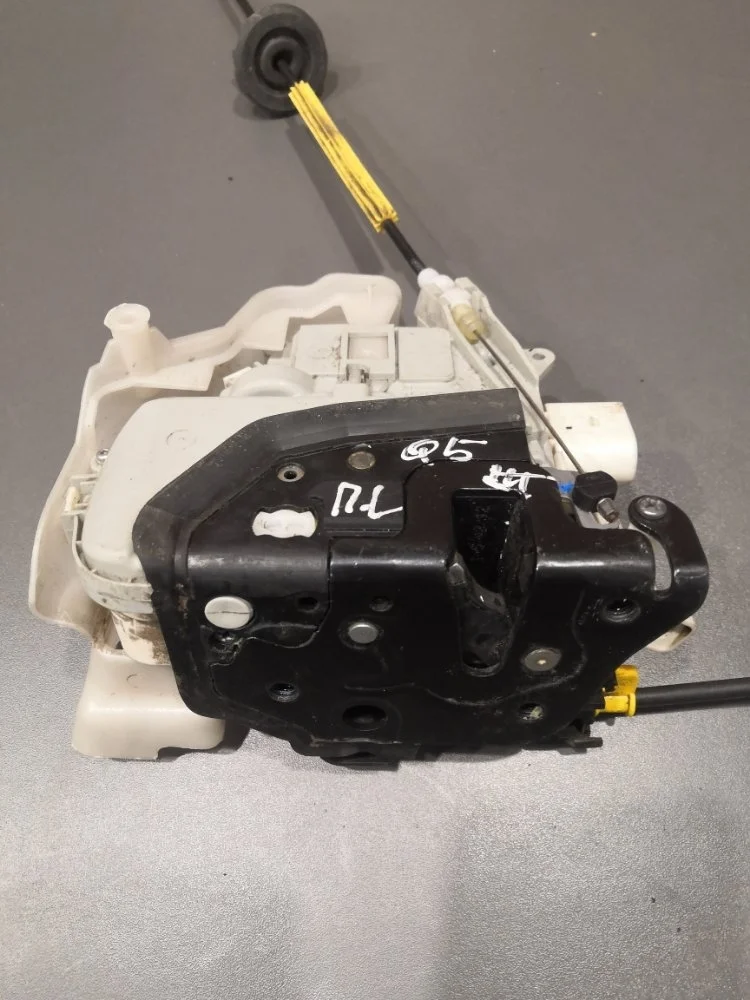 Замок двери Audi Q5 8J1837015C, передний левый