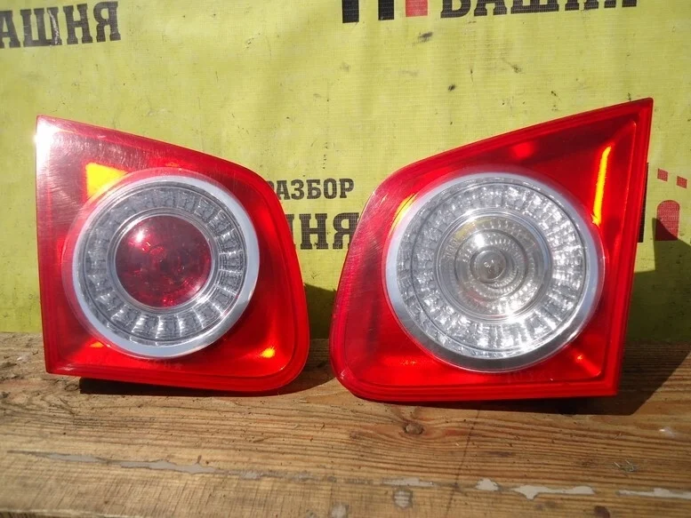 Фонарь внутренний Volkswagen Jetta 1K5945093G, левый