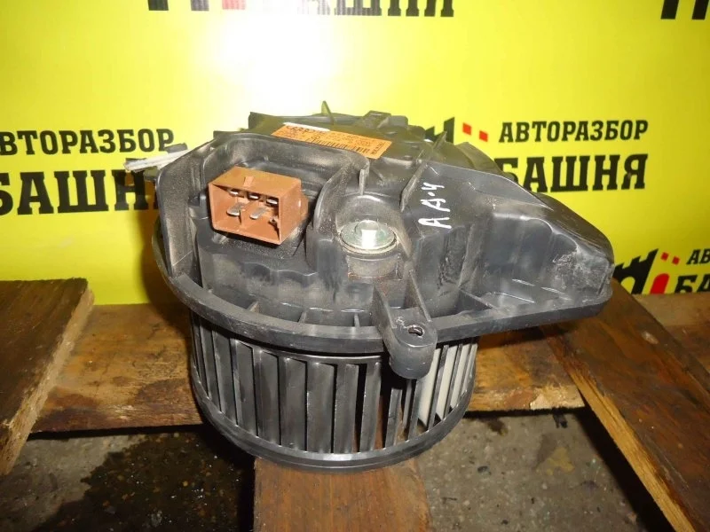 Моторчик печки Audi A4 8E1820021E B7