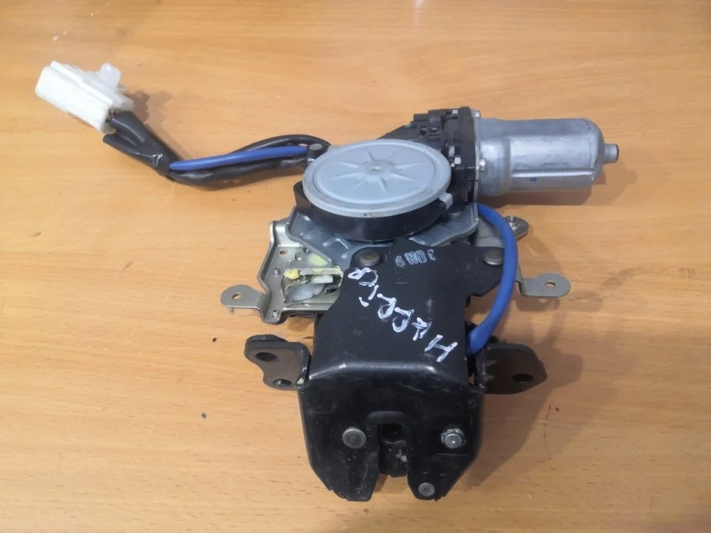 Замок багажника Toyota Harrier 6935048030