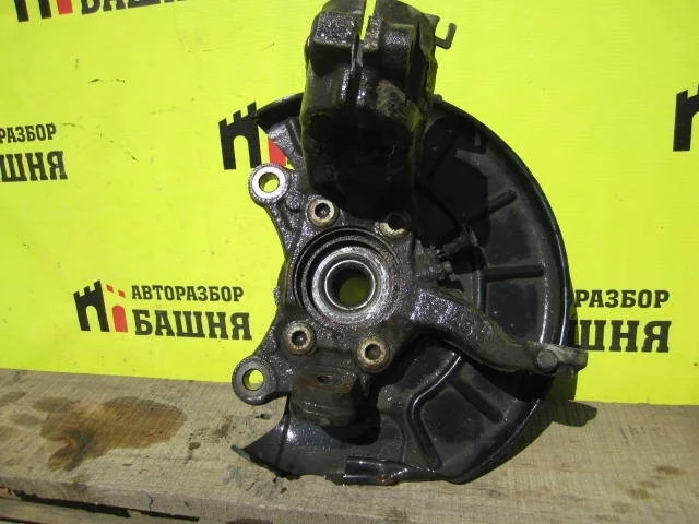 Кулак поворотный Audi Q3 1K0407256AA, передний правый