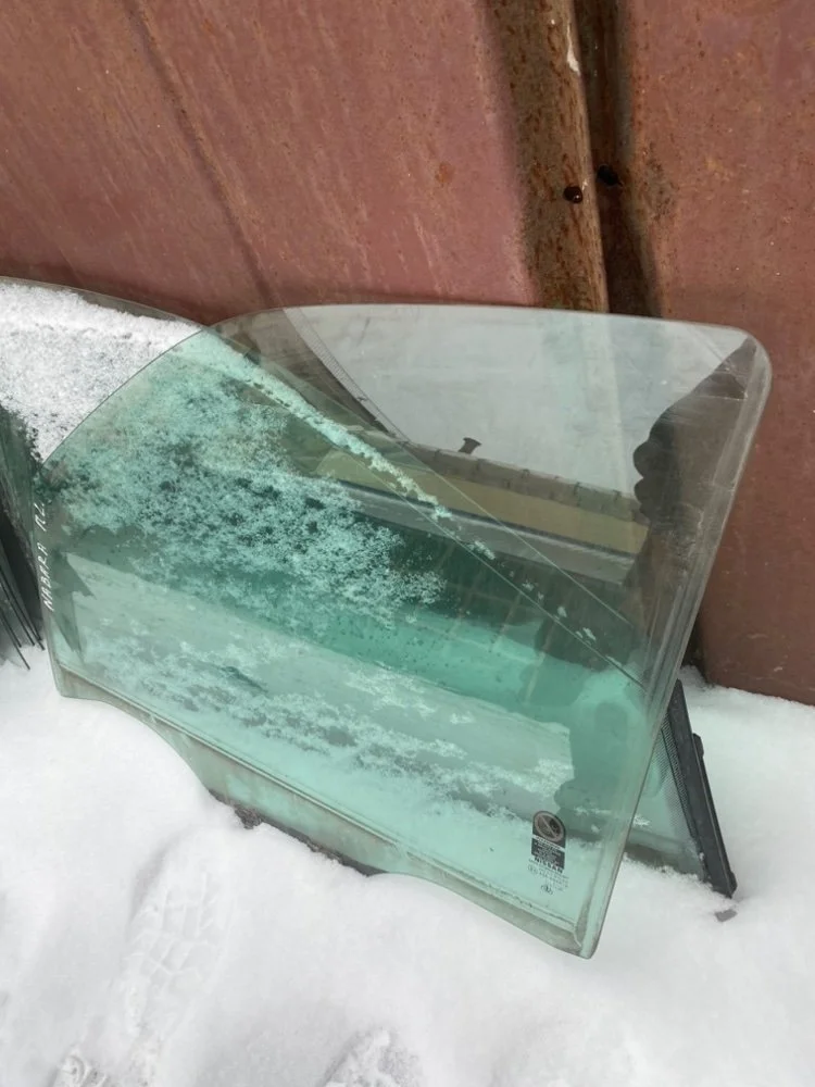 Стекло двери Nissan Navara 80301EB310, переднее левое