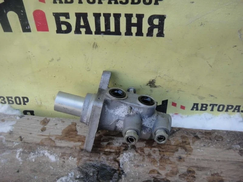 Главный тормозной цилиндр Land Rover Freelander LR014430