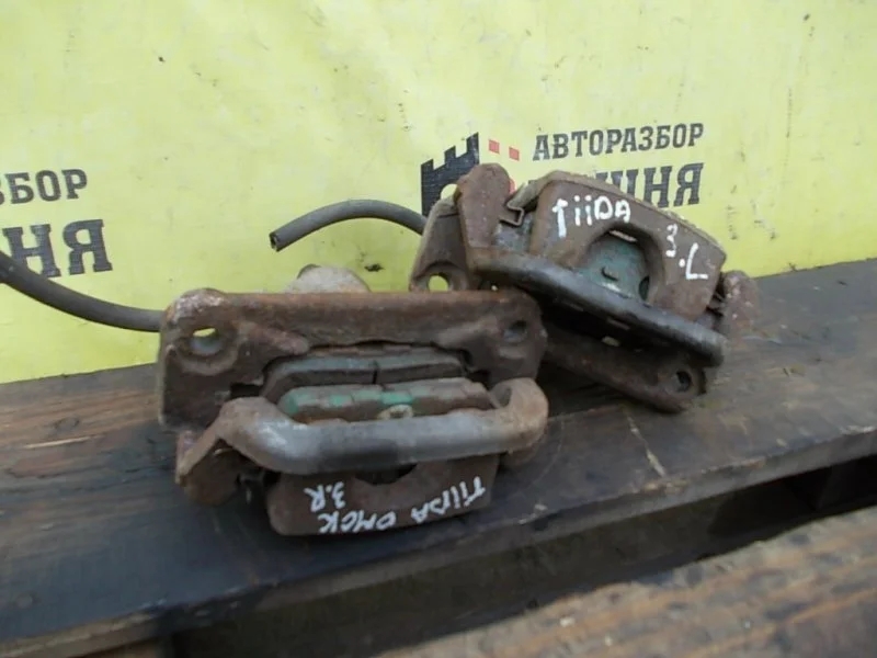 Суппорт Nissan Tiida 44011EM11A E11, задний левый