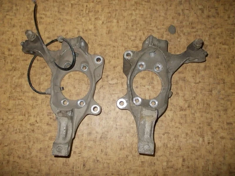 Кулак поворотный Nissan Teana 40015JN00A, левый