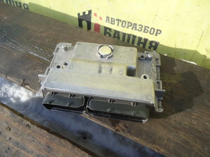 Блок управления двс Skoda Rapid 03E906019T