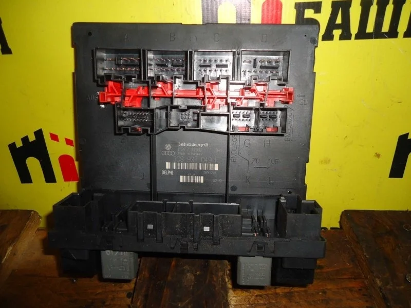 Блок предохранителей под торпедо Volkswagen Passat 3C8937049E