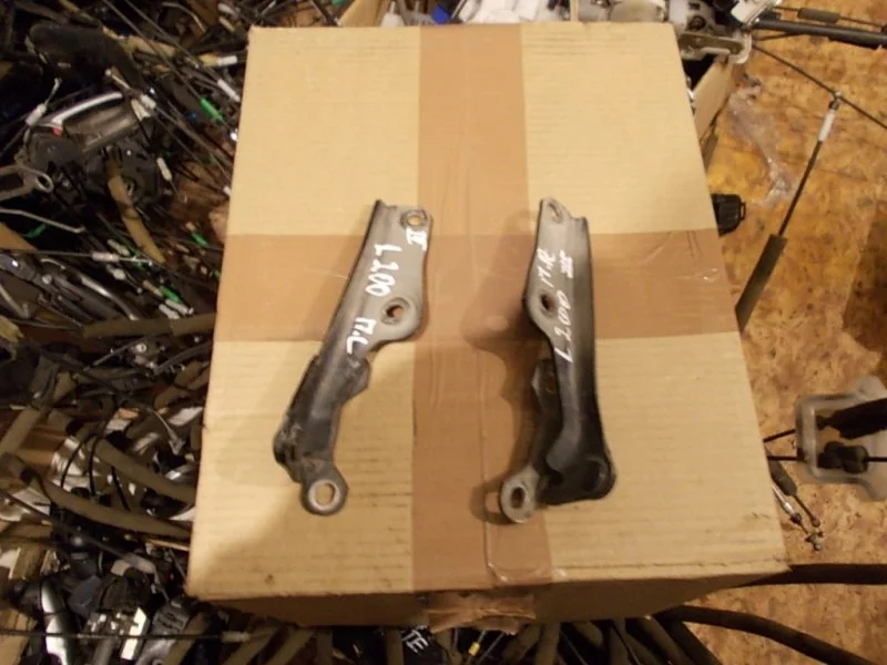 Петля капота Mitsubishi L200 MR473530 KB4T 4D56, правая