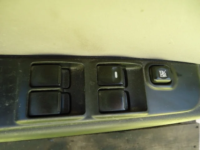 Блок управления стеклоподъемниками Mitsubishi L200 MR587952 KB4T 4D56