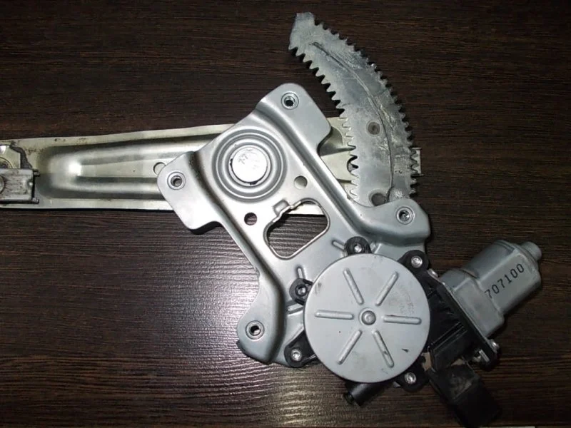 Стеклоподьемник Mitsubishi Outlander XL 5713A086 CW5W, задний левый