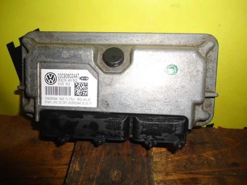 Блок управления двс Skoda Octavia 03C906024AT BUD