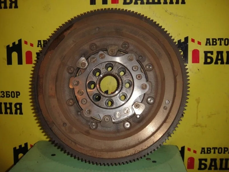 Маховик Audi Q3 06J105266R