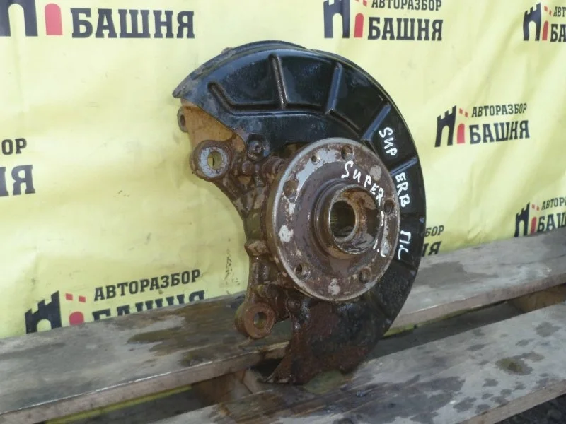 Кулак поворотный Skoda Superb 1K0407255AA, передний левый
