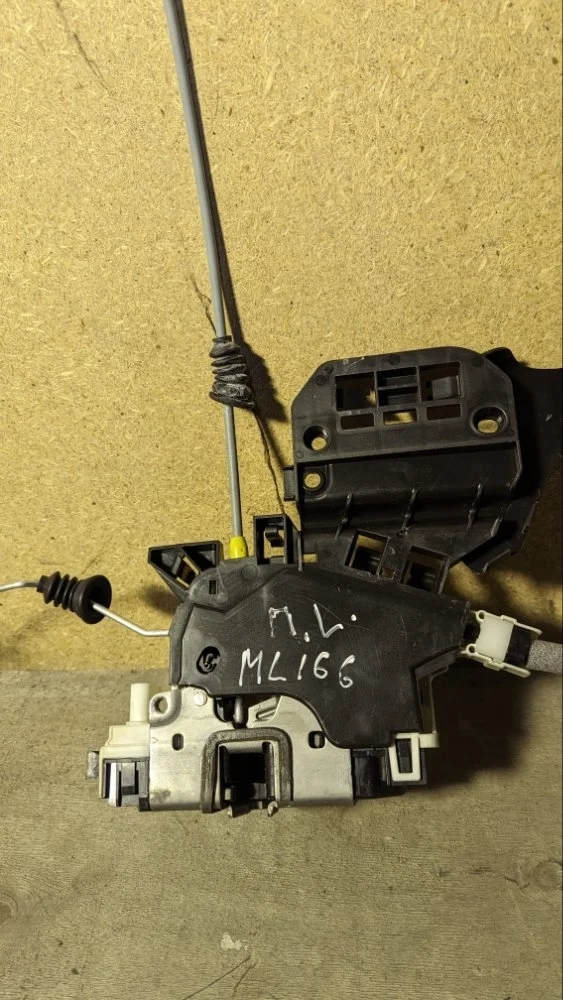 Замок двери Mercedes M-Class 2014 A1667200135 W166 OM642.826, передний левый