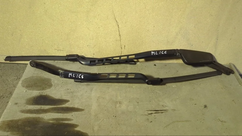 Поводок стеклоочистителя Mercedes M-Class 2014 A1668200744 W166 OM642.826, левый