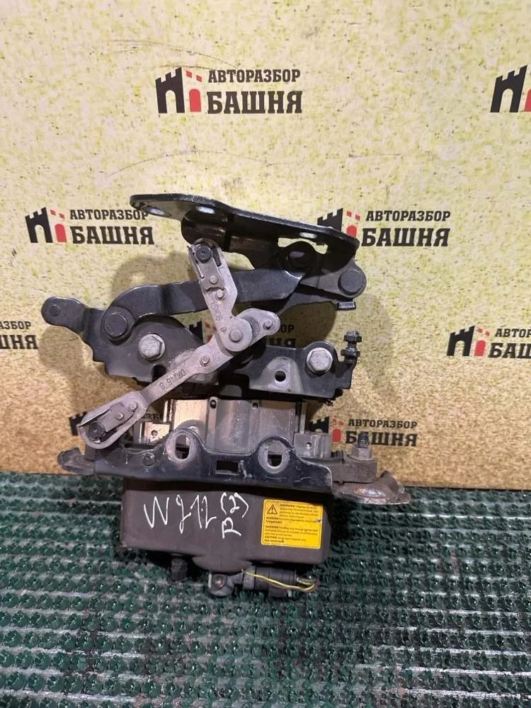 Петля капота Mercedes E-Class 2015 A2129067801 W212 651.924, правая