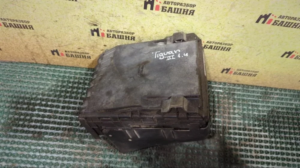 Блок предохранителей под капот Volkswagen Tiguan 2012 3C0937125A 1 CTHA