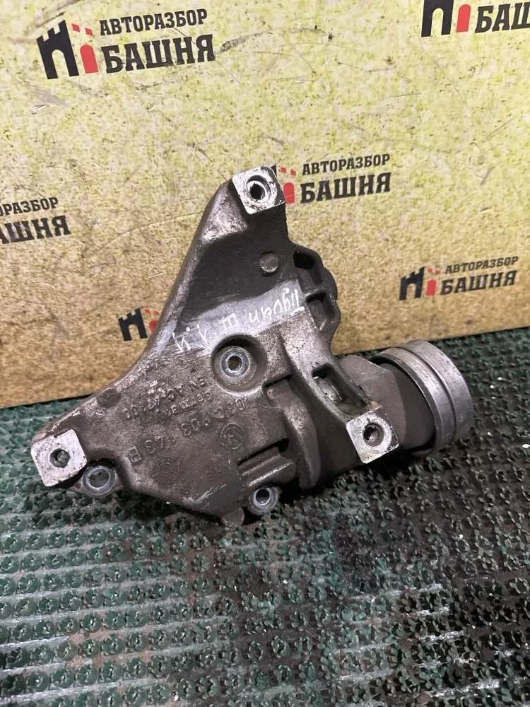 Кронштейн компрессора кондиционера Volkswagen Tiguan 2012 03C903143B 1 CTHA