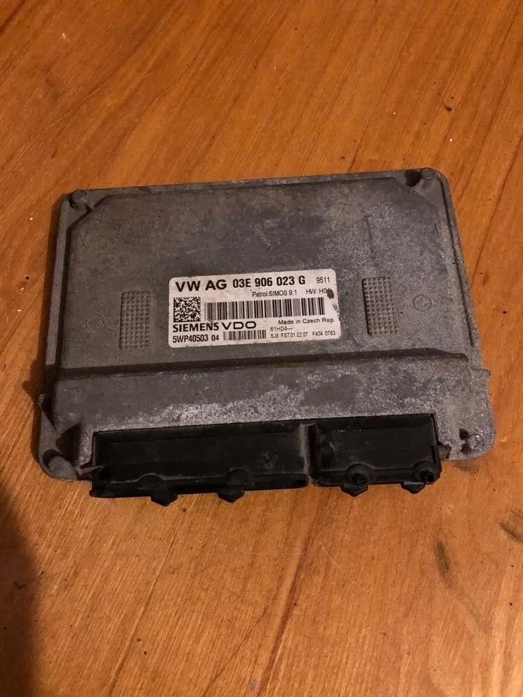 Блок управления двс Skoda Fabia 2009 03E906023G