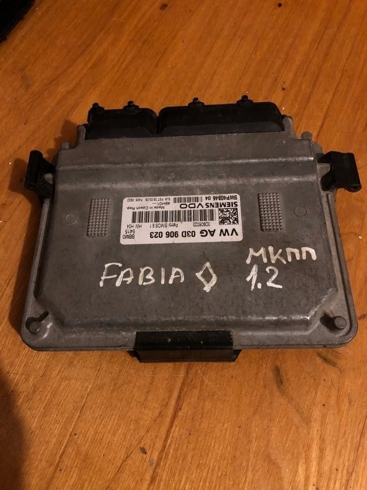 Блок управления двс Skoda Fabia 2009 03D906023