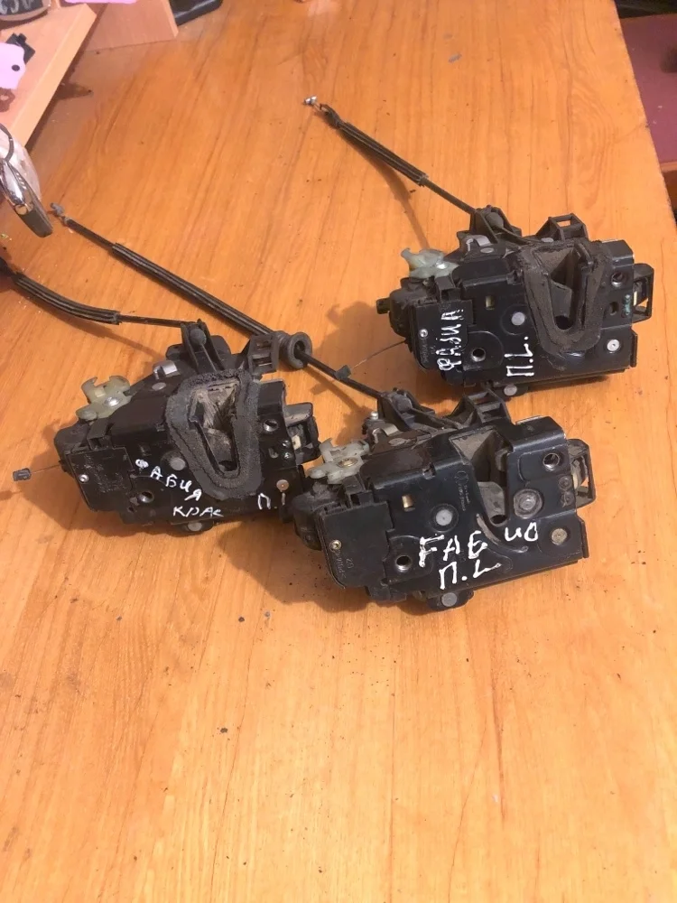 Замок двери Skoda Fabia 2009 3B1837015A, передний левый